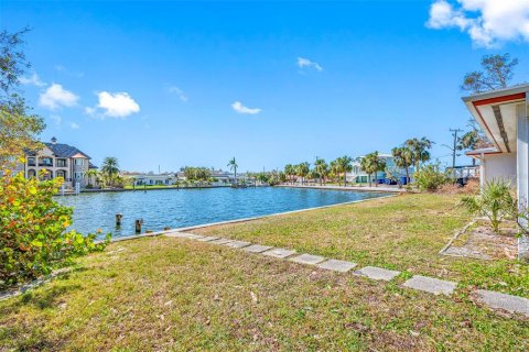 House in Saint Pete Beach, Florida 3 bedrooms, 206.61 sq.m. № 2230549 - photo 11