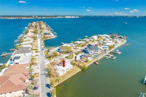 House in Saint Pete Beach, Florida 3 bedrooms, 206.61 sq.m. № 2230549 - photo 17