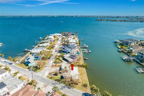 House in Saint Pete Beach, Florida 3 bedrooms, 206.61 sq.m. № 2230549 - photo 4