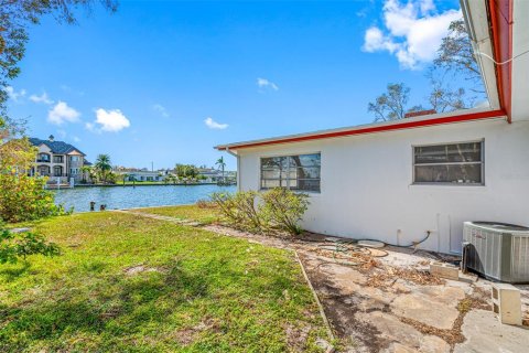 House in Saint Pete Beach, Florida 3 bedrooms, 206.61 sq.m. № 2230549 - photo 2