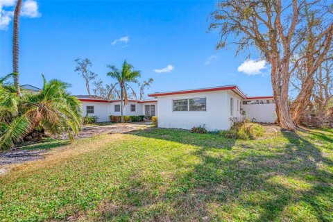 House in Saint Pete Beach, Florida 3 bedrooms, 206.61 sq.m. № 2230549 - photo 14