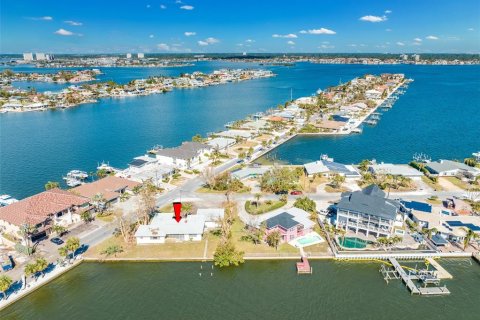 House in Saint Pete Beach, Florida 3 bedrooms, 206.61 sq.m. № 2230549 - photo 5