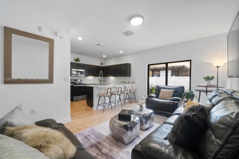 Adosado en venta en Hialeah, Florida, 3 dormitorios, 154.96 m2 № 2045624 - foto 24