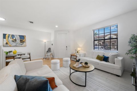 Adosado en venta en Hialeah, Florida, 3 dormitorios, 154.96 m2 № 2045624 - foto 19