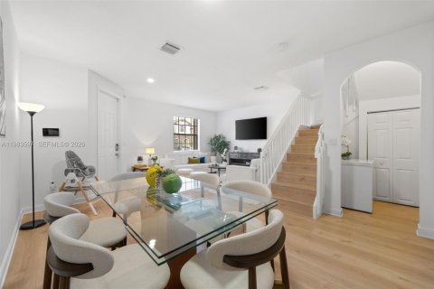 Adosado en venta en Hialeah, Florida, 3 dormitorios, 154.96 m2 № 2045624 - foto 4