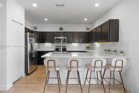 Adosado en venta en Hialeah, Florida, 3 dormitorios, 154.96 m2 № 2045624 - foto 6