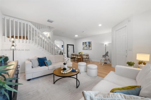 Adosado en venta en Hialeah, Florida, 3 dormitorios, 154.96 m2 № 2045624 - foto 17