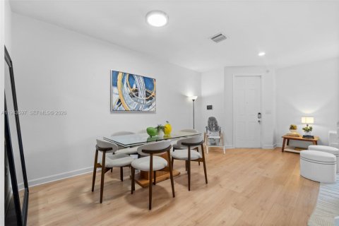 Adosado en venta en Hialeah, Florida, 3 dormitorios, 154.96 m2 № 2045624 - foto 21