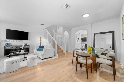 Adosado en venta en Hialeah, Florida, 3 dormitorios, 154.96 m2 № 2045624 - foto 22