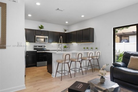 Adosado en venta en Hialeah, Florida, 3 dormitorios, 154.96 m2 № 2045624 - foto 25