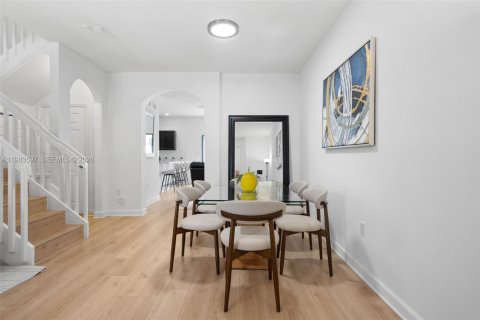 Adosado en venta en Hialeah, Florida, 3 dormitorios, 154.96 m2 № 2045624 - foto 3