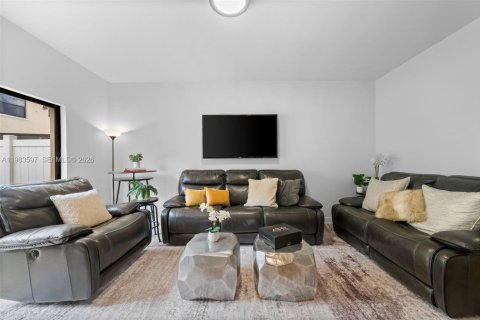 Adosado en venta en Hialeah, Florida, 3 dormitorios, 154.96 m2 № 2045624 - foto 5