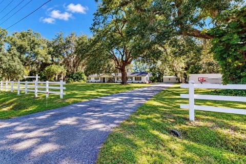 Villa ou maison à vendre à Dover, Floride: 4 chambres, 259.38 m2 № 2432742 - photo 2