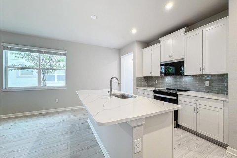 Townhouse in Brandon, Florida 3 bedrooms, 182.37 sq.m. № 2399149 - photo 5