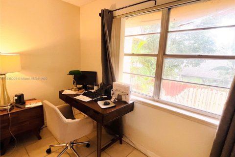 Condo in Miami, Florida, 1 bedroom  № 1818227 - photo 12