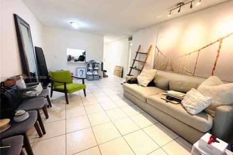 Condo in Miami, Florida, 1 bedroom  № 1818227 - photo 3