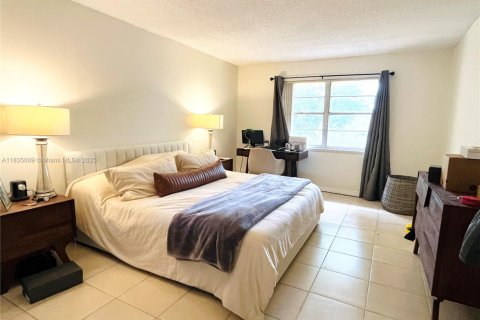 Condo in Miami, Florida, 1 bedroom  № 1818227 - photo 10