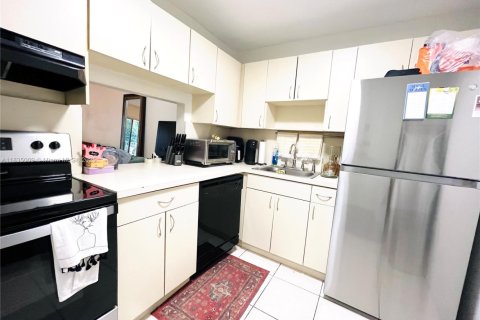 Condo in Miami, Florida, 1 bedroom  № 1818227 - photo 5