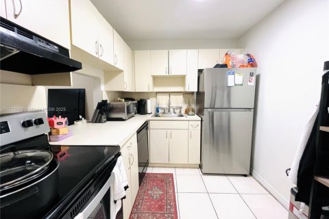 Condo in Miami, Florida, 1 bedroom  № 1818227 - photo 6