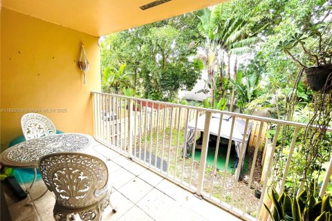 Condo in Miami, Florida, 1 bedroom  № 1818227 - photo 2