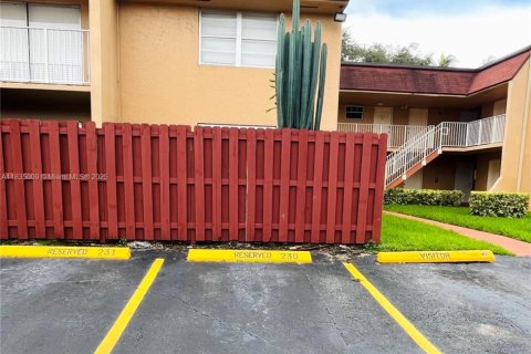 Condo in Miami, Florida, 1 bedroom  № 1818227 - photo 14