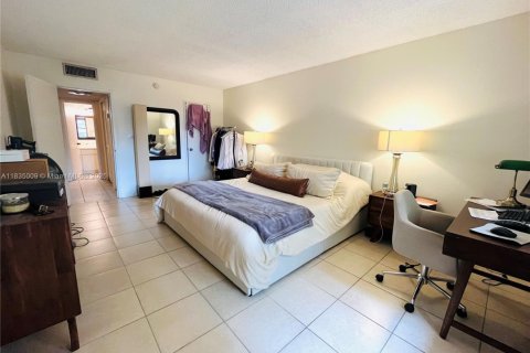 Condo in Miami, Florida, 1 bedroom  № 1818227 - photo 9