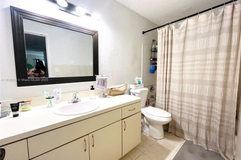Condo in Miami, Florida, 1 bedroom  № 1818227 - photo 11