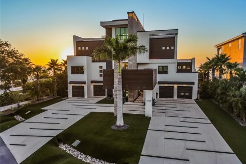 Casa en venta en Port Richey, Florida, 5 dormitorios, 500.74 m2 № 1769686 - foto 1