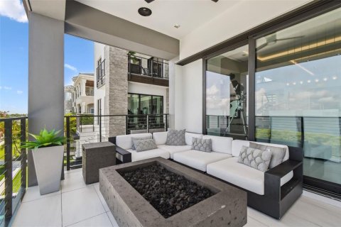 Casa en venta en Port Richey, Florida, 5 dormitorios, 500.74 m2 № 1769686 - foto 3