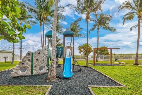 Condo in Miami Beach, Florida, 2 bedrooms  № 1984105 - photo 19