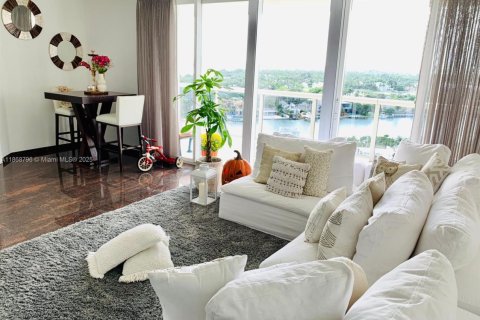 Condo in Miami Beach, Florida, 2 bedrooms  № 1984105 - photo 2