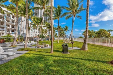 Condo in Miami Beach, Florida, 2 bedrooms  № 1984105 - photo 20
