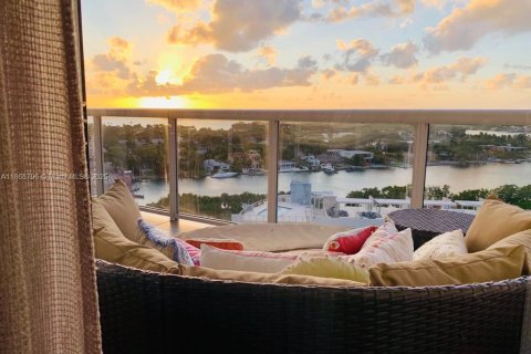 Condo in Miami Beach, Florida, 2 bedrooms  № 1984105