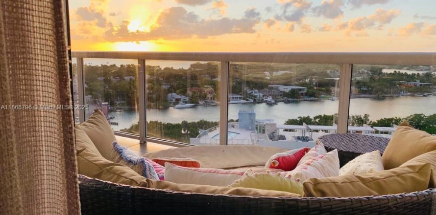 Condo in Miami Beach, Florida, 2 bedrooms  № 1984105