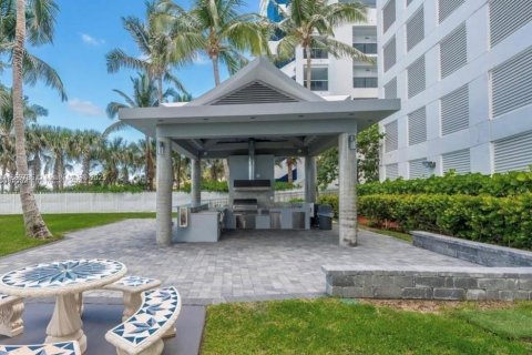 Condo in Miami Beach, Florida, 2 bedrooms  № 1984105 - photo 15