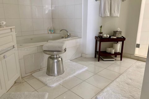 Condo in Miami Beach, Florida, 2 bedrooms  № 1984105 - photo 10
