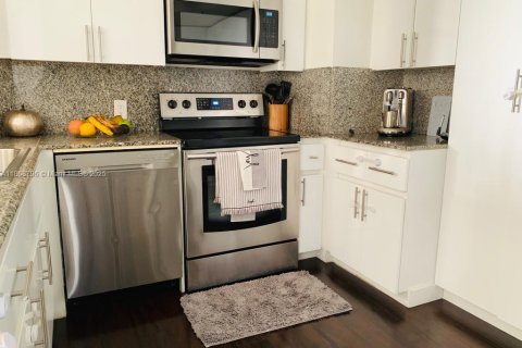 Condo in Miami Beach, Florida, 2 bedrooms  № 1984105 - photo 11