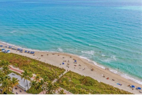 Condo in Miami Beach, Florida, 2 bedrooms  № 1984105 - photo 16