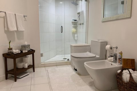 Condo in Miami Beach, Florida, 2 bedrooms  № 1984105 - photo 9