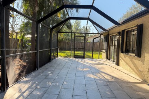 Villa ou maison à vendre à Miami, Floride: 4 chambres, 135.92 m2 № 1974603 - photo 24