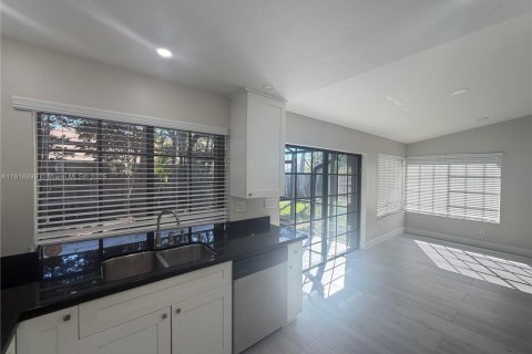 Villa ou maison à vendre à Miami, Floride: 4 chambres, 135.92 m2 № 1974603 - photo 8