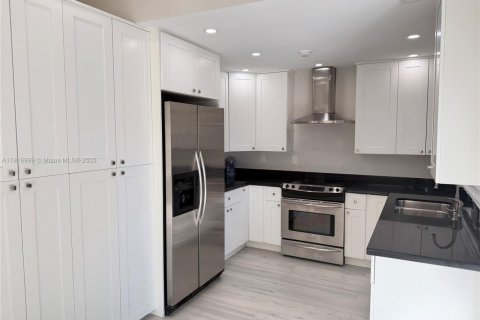 Villa ou maison à vendre à Miami, Floride: 4 chambres, 135.92 m2 № 1974603 - photo 5