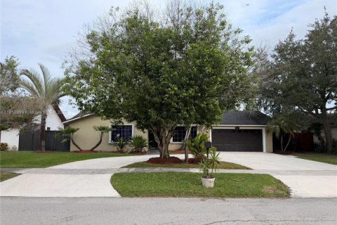 Villa ou maison à vendre à Miami, Floride: 4 chambres, 135.92 m2 № 1974603 - photo 1