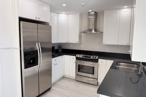 Villa ou maison à vendre à Miami, Floride: 4 chambres, 135.92 m2 № 1974603 - photo 4