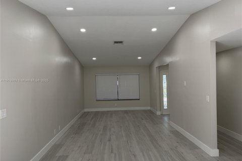 Villa ou maison à vendre à Miami, Floride: 4 chambres, 135.92 m2 № 1974603 - photo 11