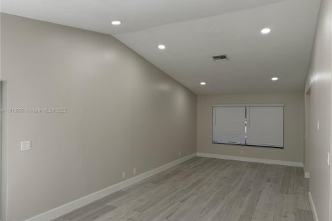 Villa ou maison à vendre à Miami, Floride: 4 chambres, 135.92 m2 № 1974603 - photo 10