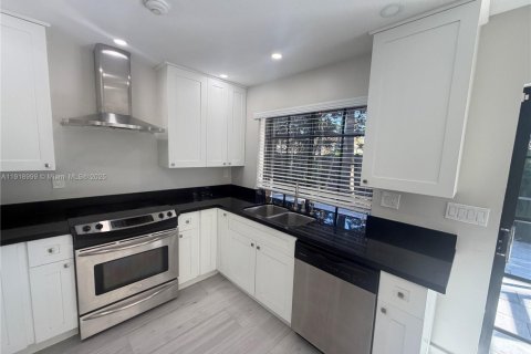 Villa ou maison à vendre à Miami, Floride: 4 chambres, 135.92 m2 № 1974603 - photo 6