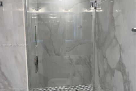 Снять в аренду кондоминиум в Майами-Бич, Флорида 2 спальни, 110.55м2, № 2081029 - фото 25
