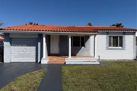 House in Miami, Florida 5 bedrooms, 171.59 sq.m. № 2030087