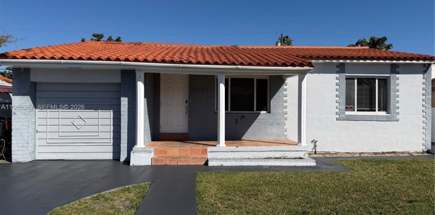 Дом в Майами, Флорида 5 спален, 171.59м2 № 2030087